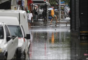 Moradores e comerciantes da comunidade de Rio das Pedras, zona oeste da cidade, sofrem com alagamentos devido às chuvas intensas que causaram estragos em vários pontos do Estado do Rio de Janeiro.