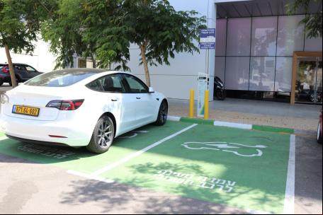 Vagas reservadas para carros elétricos em Herzilya, Israel