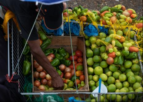Venda de alimentos em mercado em Manaus