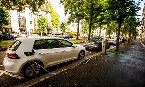 carro elétrico em carregamento em rua da noruega